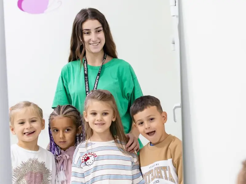 Вихователька з дітьми в садочку Newton Kids